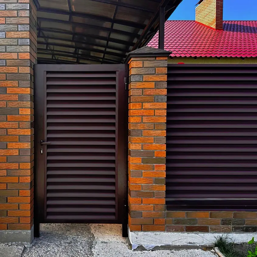 Фото 2 забор Еврожалюзи RAL8017 МАТТЕ Коричневый двусторонний