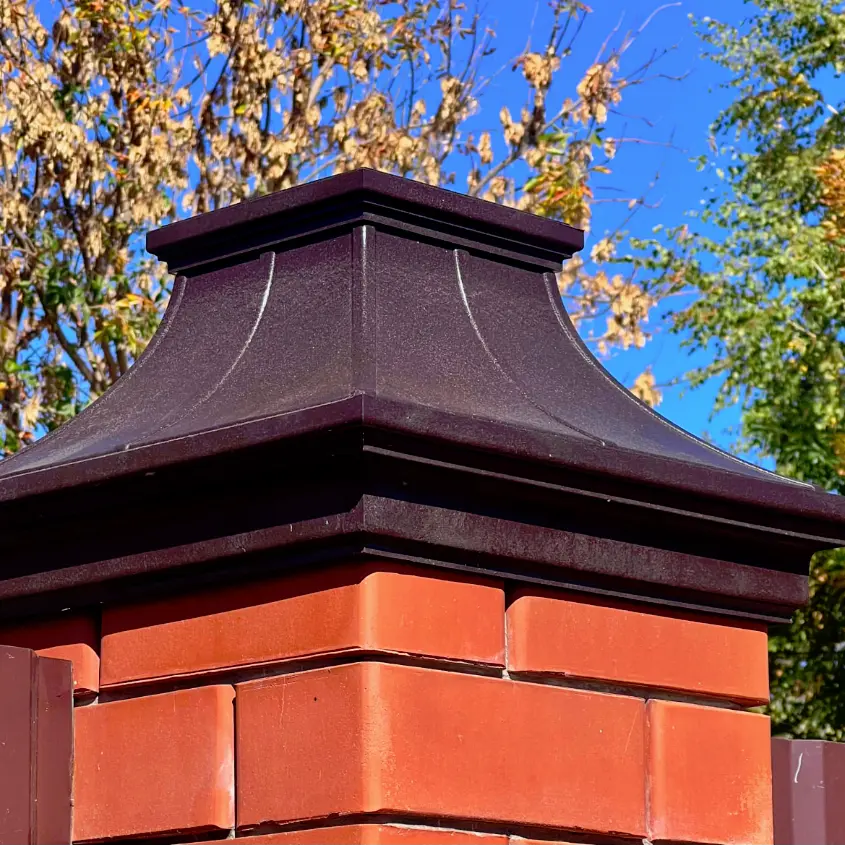 Фото 6 Колпак Monblan Premium Коричневый на столбах кирпичного забора