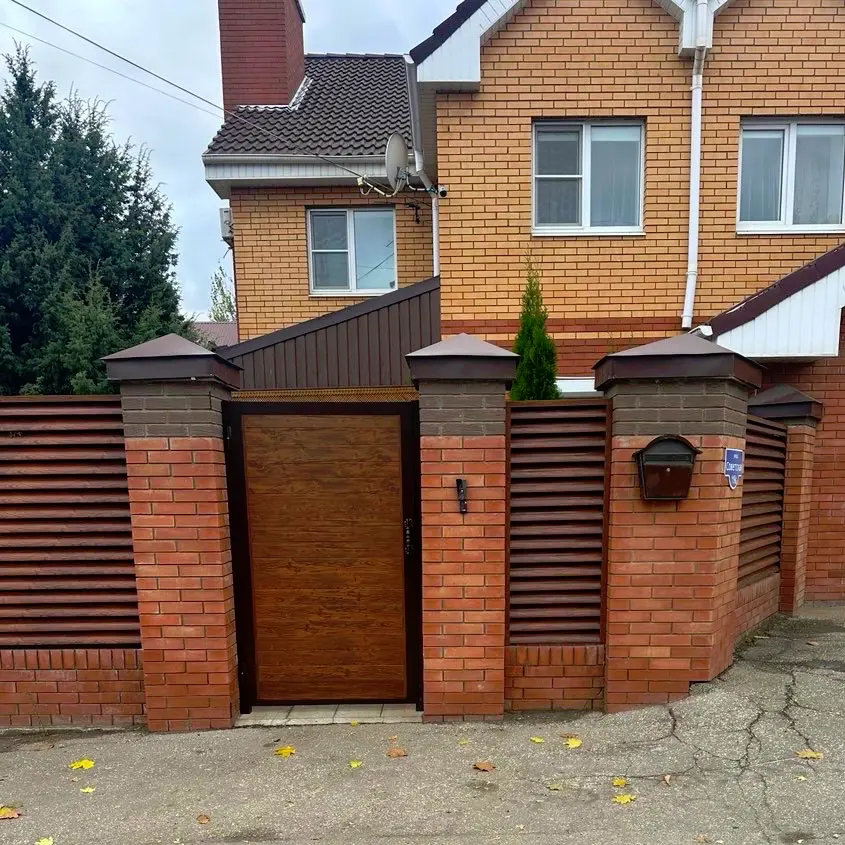 Фото 3 забор еврожалюзи Темный Дуб 3D с металлопланкеном