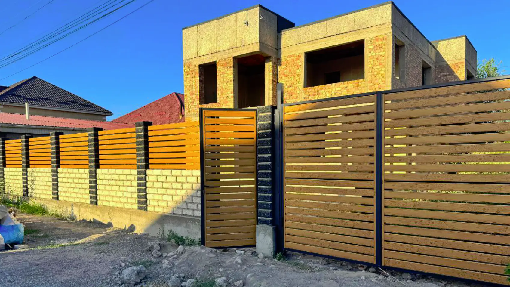 Фото Металлопланкен Светлый Дуб 3D Принтек на заборе ранчо